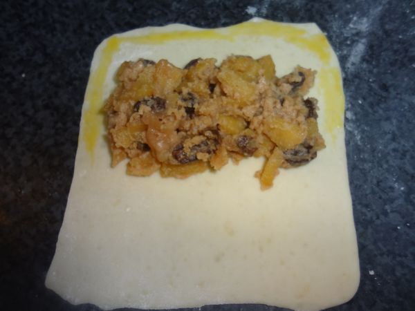 8.	派皮的一邊四周塗上蛋液
（也可用水來幫助粘合這樣才不會一烤熱了邊邊就爆開了）