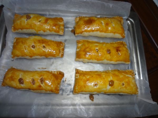 12.	放入事先預熱好的烤箱中，以200度烤20分鐘表面金黃即可