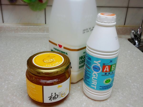 牛奶、優酪乳倒入容器中並稍微攪拌均勻。