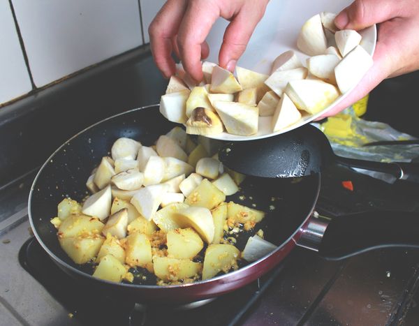 熱鍋下奶油炒香蒜碎，下馬鈴薯、高湯煮至半熟