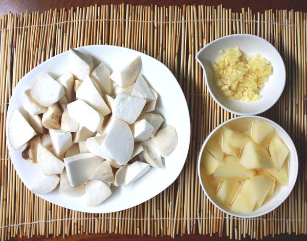 蒜頭切碎，馬鈴薯、杏鮑菇切塊