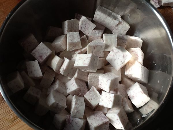 芋頭削皮，洗淨，切小丁狀。
