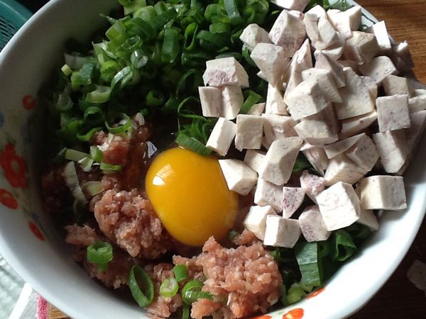 豬絞肉加入醃料，先攪拌抓捏ㄧ下，至有黏性感， 再加入蛋、青蔥、芋頭（一半（150g) )攪拌均勻。