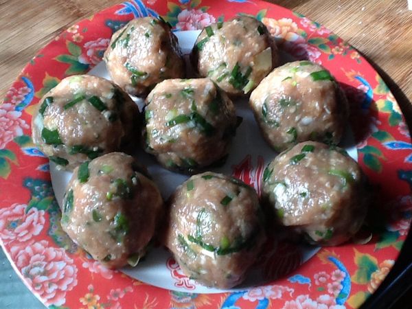 取約大湯圓的大小的量，揉甩成肉丸子（約10-12個）。