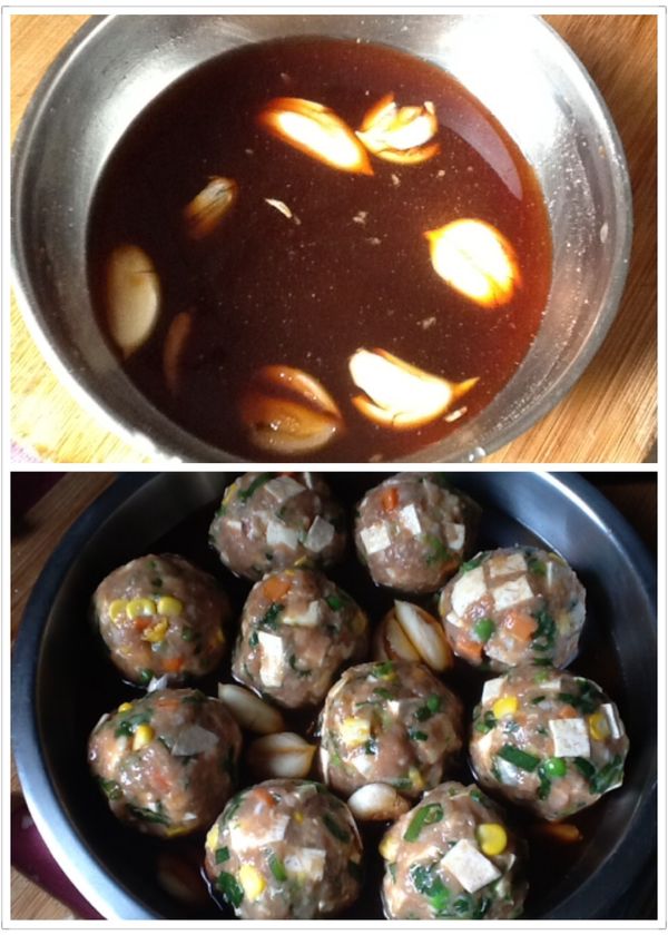 調醬汁，倒入蒸盤肉丸子中。