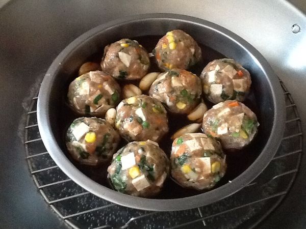 用蒸籠或炒菜鍋起鍋（墊腳架），加適量的水，放入以中大火蒸約20-25分鍾。（電鍋蒸：外鍋1杯水蒸）