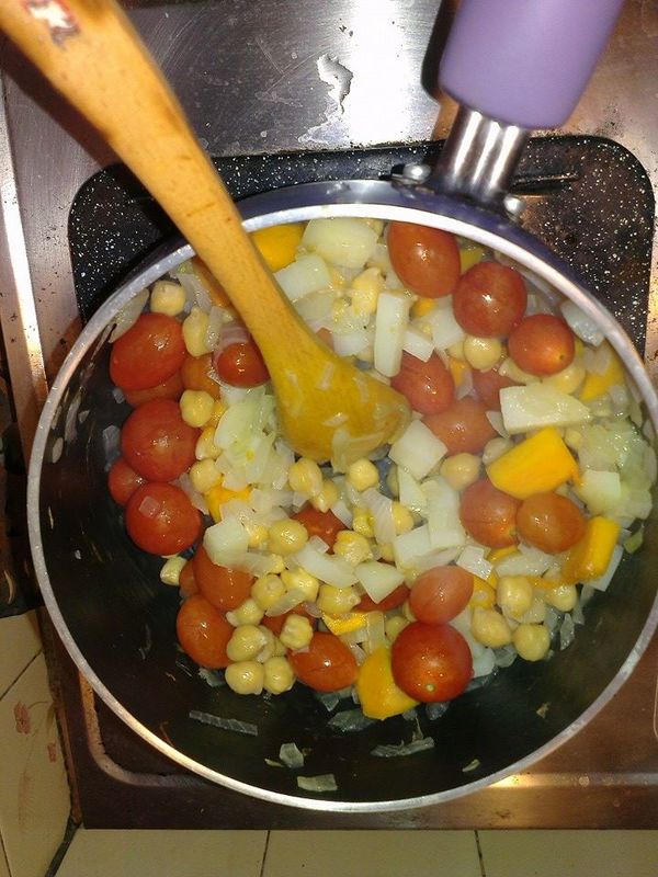 無須放油。洋蔥會釋出水分。依序將洋蔥、馬鈴薯、南瓜、蕃茄、鷹嘴豆，放入鍋內炒。