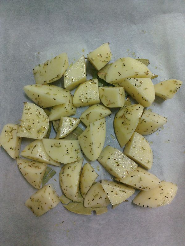 1. 加入橄欖油或椰子油。
2. 灑上乾迷迭香和黑胡椒。
3. 再加入半支新鮮迷迭香。
4. 放入烤箱170度 10分鐘。