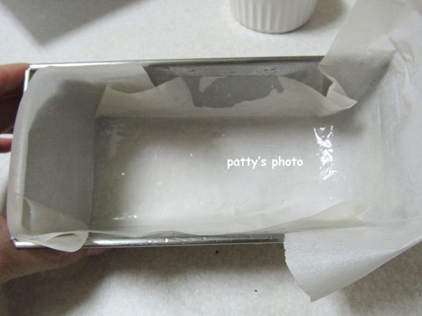 模子和烤盤紙都塗上油，防沾。