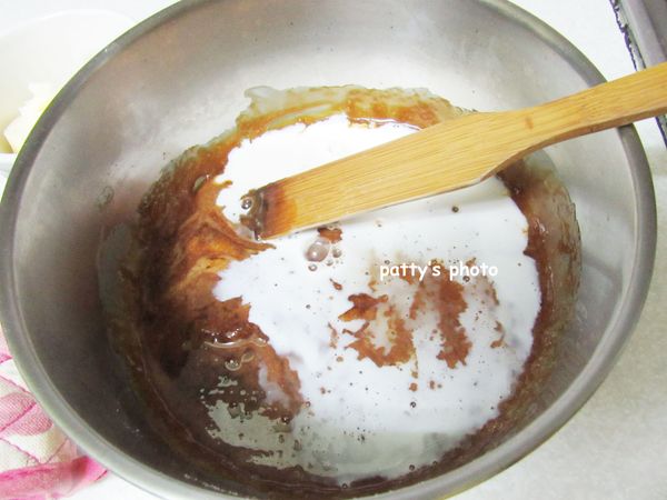 小心倒入牛奶、煉乳，快速攪拌，繼續煮至120度，離火。