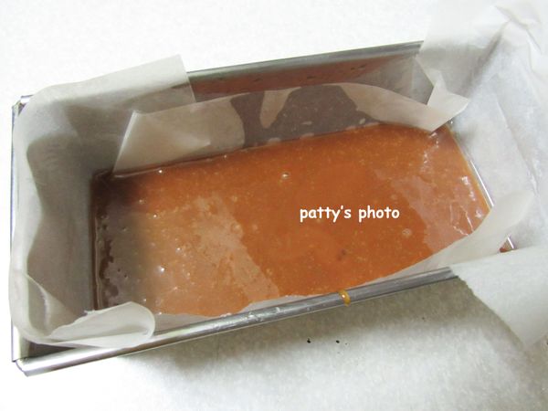 倒入模子中，撒上適量的鹽，放涼。表面稍硬後切小塊，因為是軟糖，非常難切，又天氣潮濕，建議先覆上一層糯米紙，再用玻璃紙包裝。