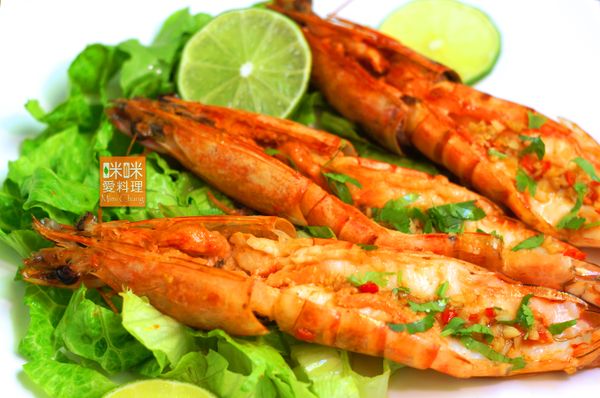 盤中先鋪上生菜，淋上少許冷壓初榨橄欖油、鹽、黑胡椒，再將明蝦放上，將鍋中的湯汁淋在明蝦上，撒香菜末，點綴檸檬片即可上桌。