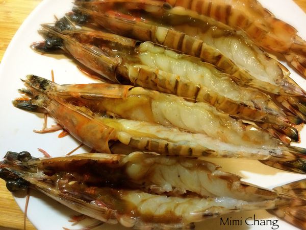 切開背面到底不切斷，清除泥腸，在表面撒鹽。