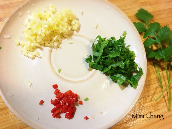 切好生菜、蒜末、紅辣椒末及香菜末。