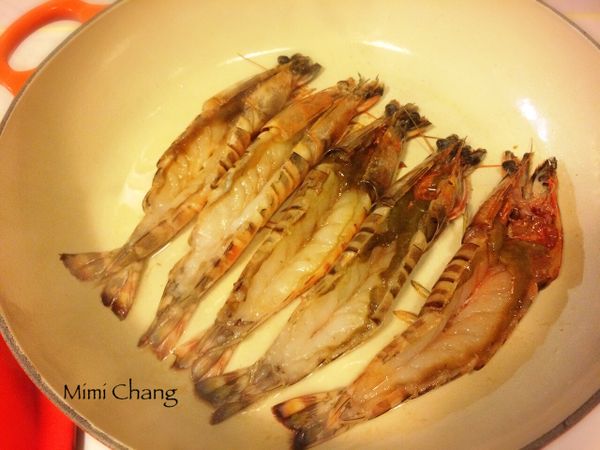 放入明蝦，蝦背朝下，煎1分鐘。