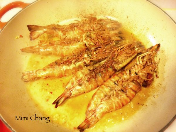 倒入啤酒，將明蝦翻面，加蓋煮3分鐘取出。