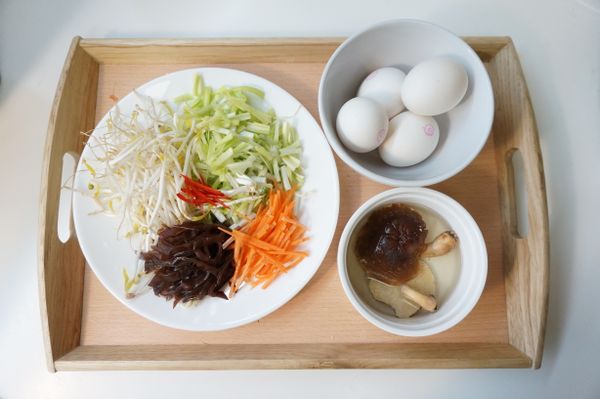 主材料備料。乾香菇泡水、韭黃切段、紅蘿蔔、黑木耳切絲備用。