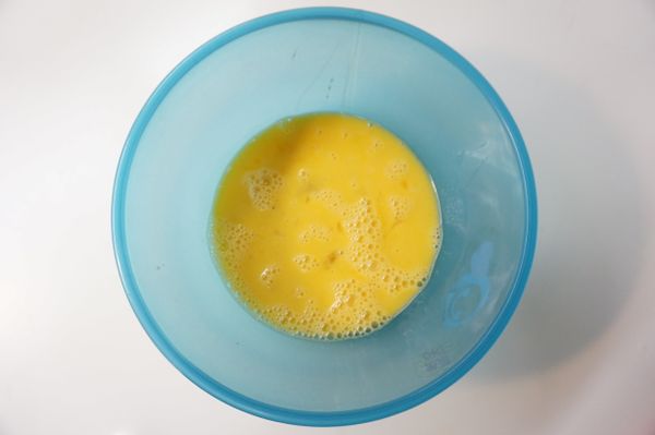 將蛋加上高湯粉充分打勻。