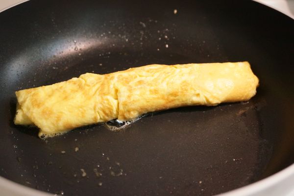 捲成蛋捲後收口朝下煎至形狀固定便可盛起備用。