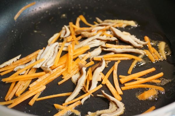 同鍋補上少許油熱鍋，依序將蘿蔔絲與香菇絲爆香。