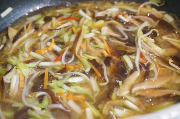 倒入太白粉水煮滾後灑上辣椒絲提味即可。