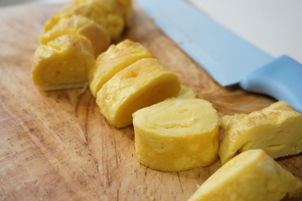 將事先煎好的蛋捲切成適當大小的樹輪狀。