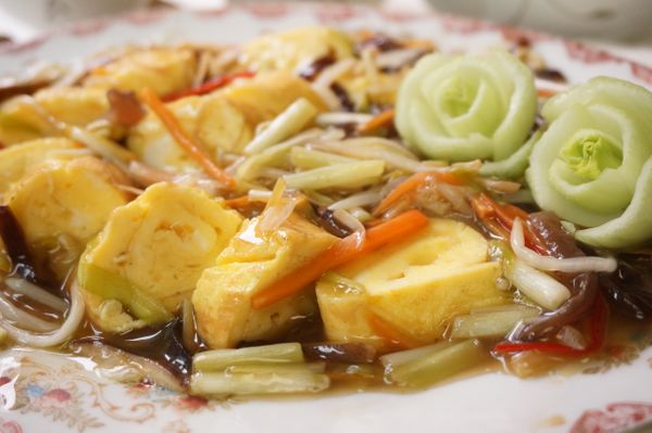 擺盤後淋上步驟7的五彩時蔬燴汁就完成了!