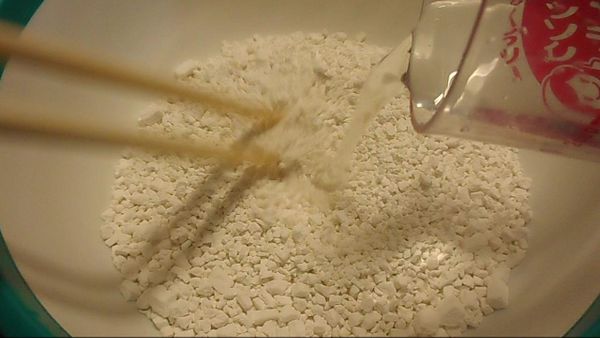 白玉粉に水（１００ｃｃ～１１０ｃｃ）を少しずつ加えて混ぜてください