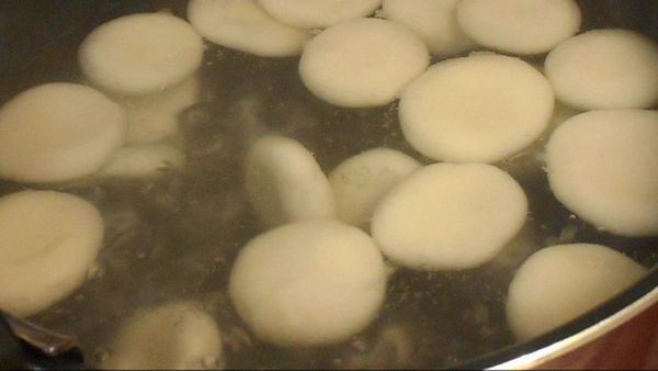 鍋に湯を沸かしてゆでます。浮いてきたら茹で上がりです。