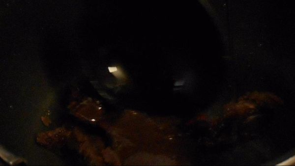 鍋にこしあん（豆沙）を入れて水を少しずつ入れて溶きます。