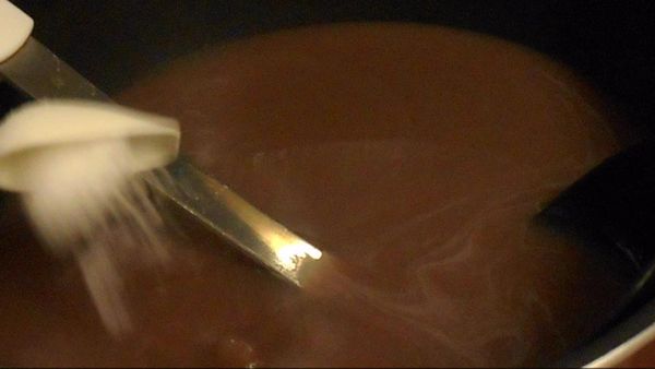 味見をして、甘さがたりなければ砂糖を入れて調節して塩を加えて混ぜます。