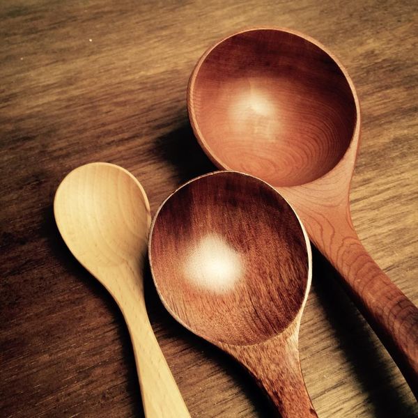 開中火，倒入少許的油，將蔥段與蒜末爆香