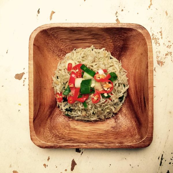 將魩魚下鍋炒至金黃後再加辣椒拌炒