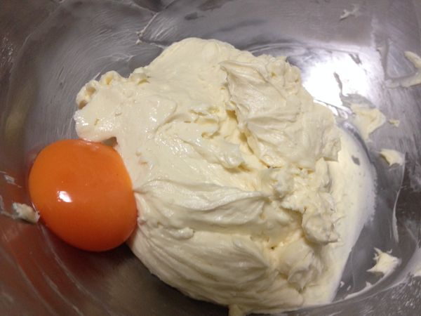 接著製做乳酪餡。常溫軟化的奶油乳酪用攪拌器以低速打至鬆軟後加入砂糖繼續低速拌至溶解，接著分次加入蛋黃拌勻。