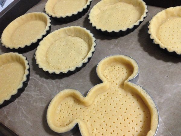 把麵團依照塔盤的數量分成數個放進塑膠袋裡桿平放冰箱裡，待軟硬度好操作的時候取出鋪上塔盤，再次放回冰箱冷藏半小時，烤箱預熱170度烤10分鐘，放涼備用。(烘烤前用叉子在塔的底部戳滿洞預防烘烤時塔皮膨脹變形)
*冬天時塔皮麵糰視情況可以直接操作