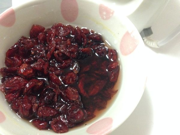 蔓越莓和葡萄乾浸泡義式檸檬酒備用