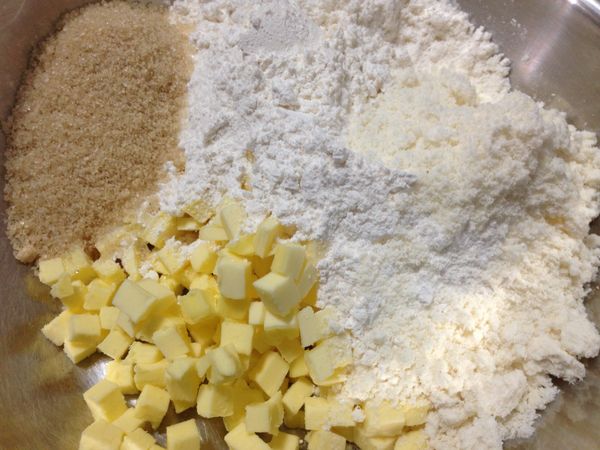 奶油切做小塊放冰箱(夏天製作時建議放冷凍)至少半小時再使用。
低筋麵粉、杏仁粉、砂糖和奶油用手指頭搓成砂粒狀
速度要快，奶油軟化的話塔皮口感就不會酥了