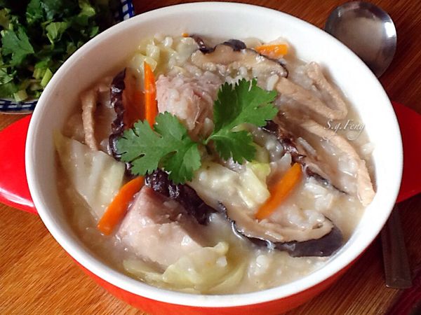 最後成碗，灑上芹菜珠（或蔥珠、香菜）。