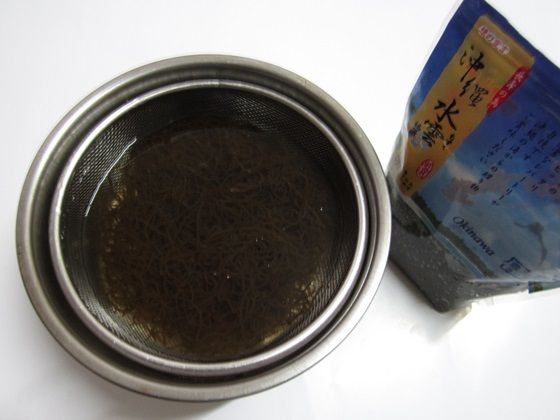 先將水雲表面大量的鹽洗掉，再泡水約5~10分鐘( 中途可換1~2次水)讓鹹度變淡。