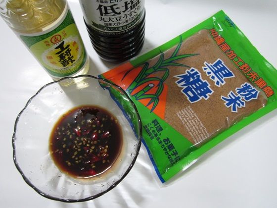 將米醋、沖繩黑糖、低鹽醬油，以3：2：1的比例調製[醬汁]。