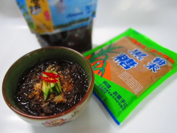 在碗裡裝進水雲，加入特製[醬汁]充分拌勻，食用時放上柴魚片、黃瓜絲及辣椒絲於海髮菜上即可。