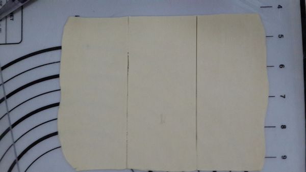 將派皮分割成想要的形狀。長條形可先將派皮桿成18cm長，平均切成三個6cm的長條；正方形則是直接將派皮一切四；或直接整張派皮大小。