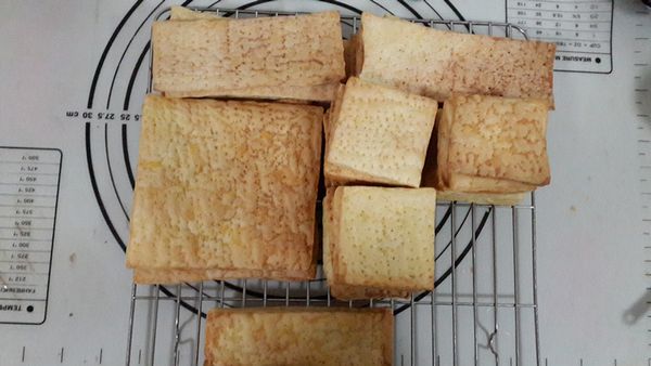 烤好的派皮是這樣的，因為有戳洞又在前十分鐘用豆子壓住，所以是不會膨脹的。