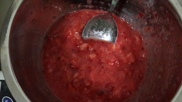 將62.5g的草莓先切成丁，然後再搗成泥。