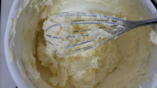 奶油乳酪加入糖粉攪拌均勻，若奶油乳酪未完全軟化，可以先隔水加熱，以方便攪拌。