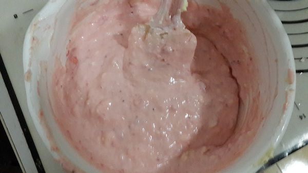 將草莓泥倒入奶油乳酪中，攪拌均勻。