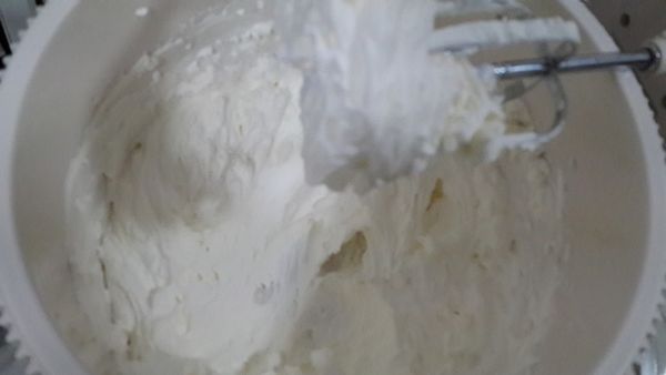 從冷藏室將鮮奶油取出，打到9分發，因要混合奶油乳酪，故要打到質地硬一些。