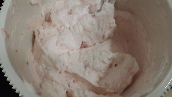 取三分之一打發的鮮奶油與奶油乳酪拌勻，然後再倒入剩下的三分之二鮮奶油中，用刮刀快速拌勻。