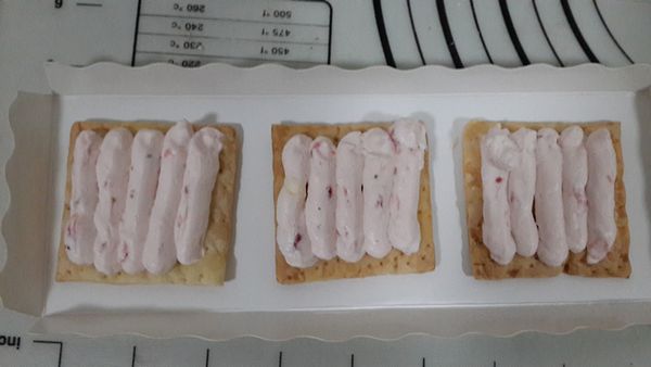 在烤好放涼的派波擠上適量的鮮奶油