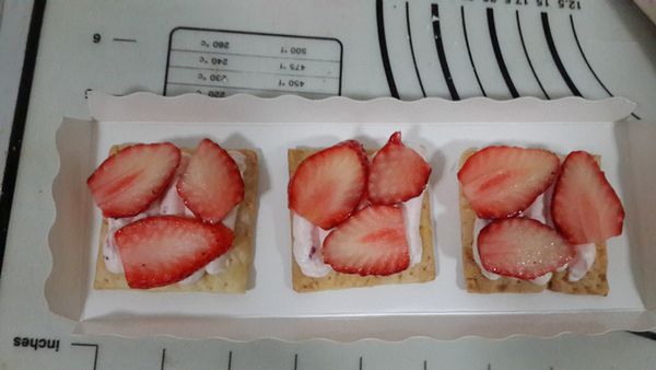再舖上草莓切片。